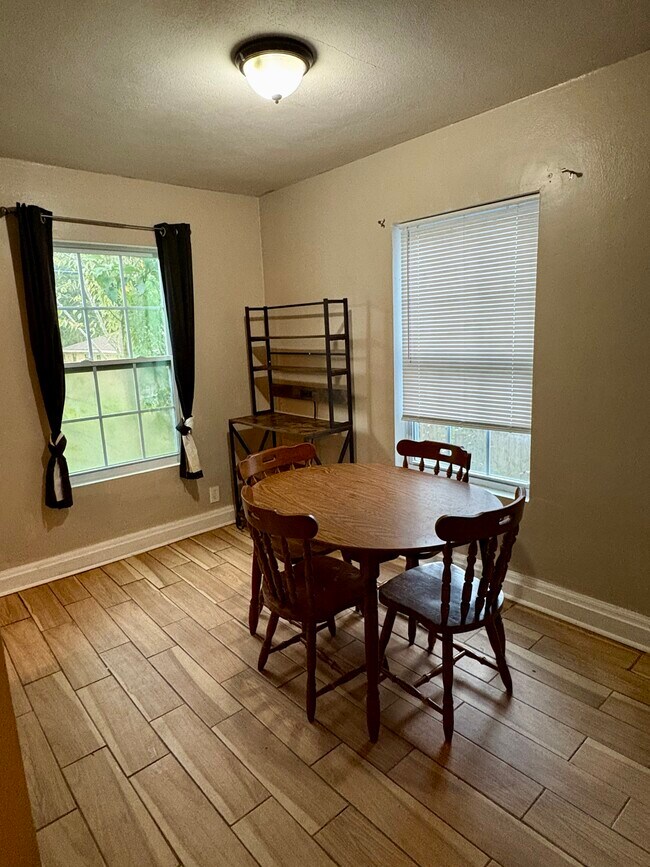 Building Photo - 511 Avondale Ct