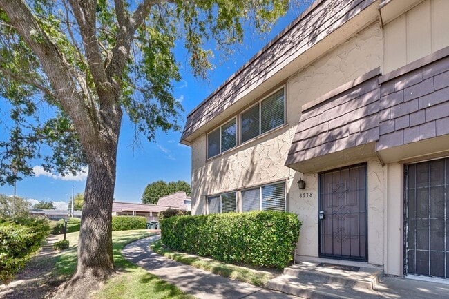 Building Photo - Beautifully Updated 3-Bed Townhome in Carm...