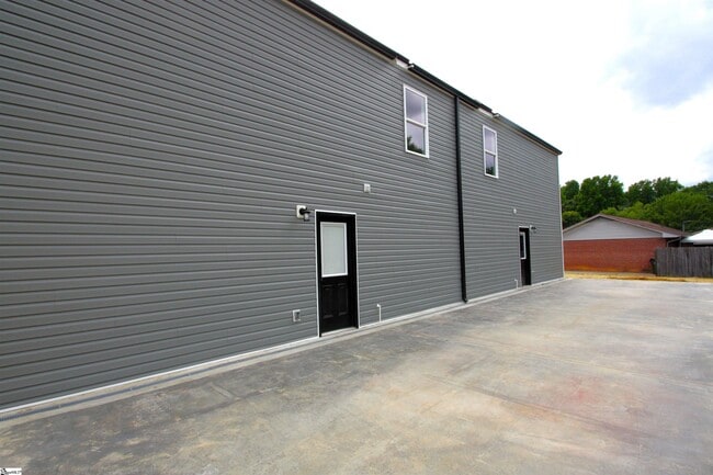 Building Photo - 402 Sierra Rd