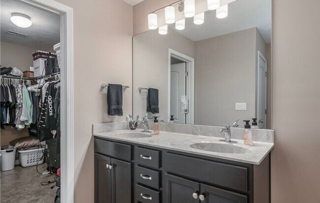 Building Photo - 3BR/2BA Home with Two Car Garage, Fenced B...