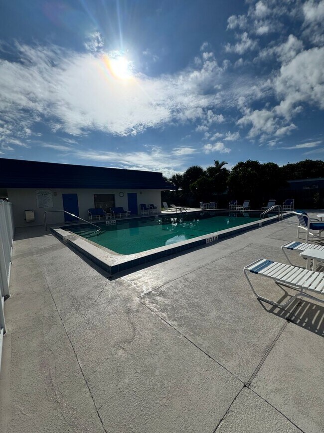 Building Photo - Live the ultimate beachside lifestyle!