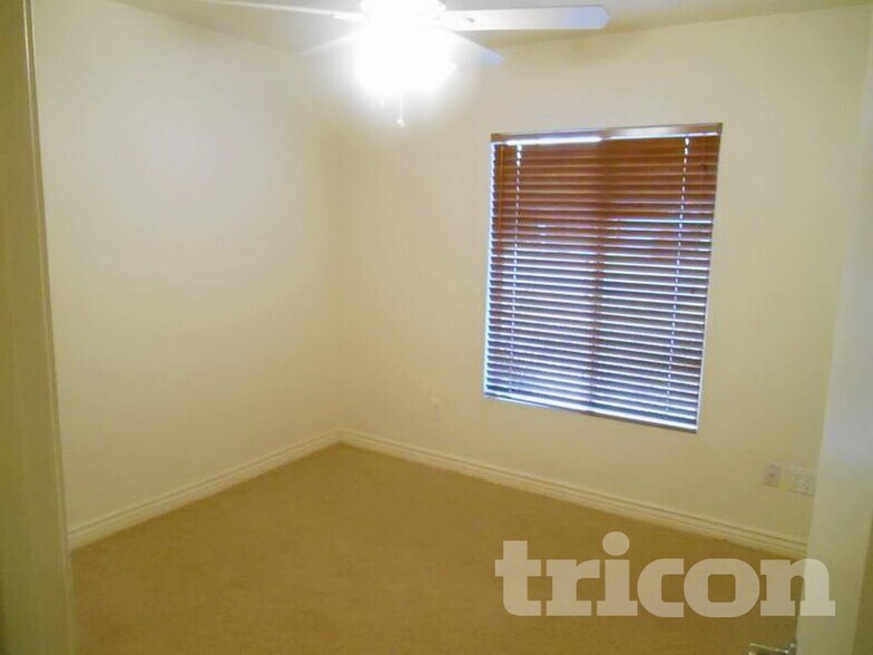 Building Photo - 1128 W Hermosa Dr