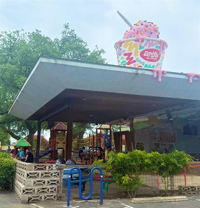 Building Photo - 2200 Dickson Dr