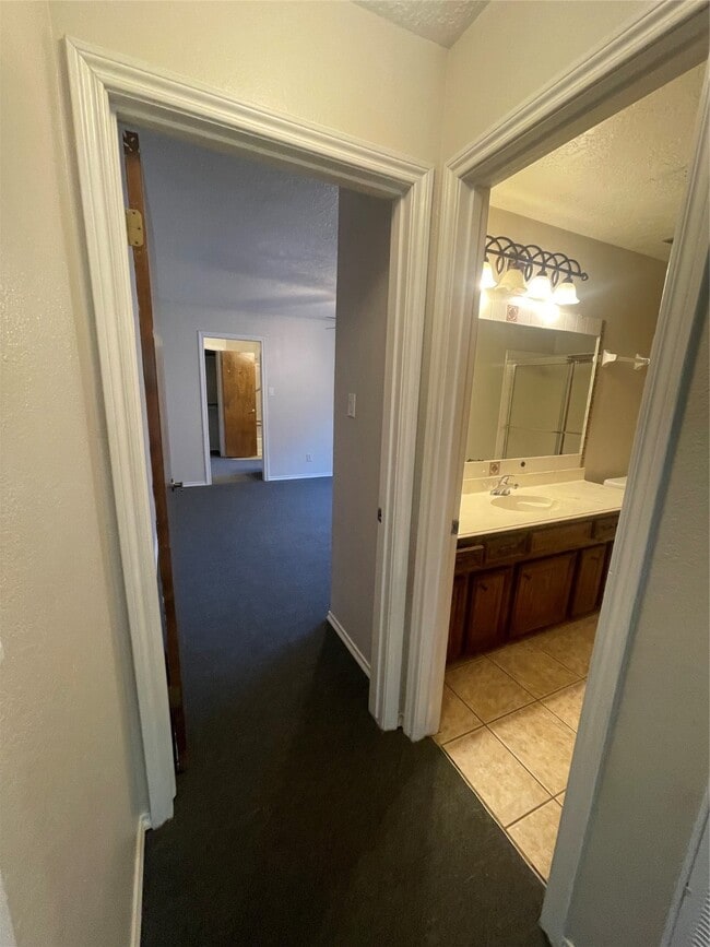Building Photo - 302 Yorkshire Ct