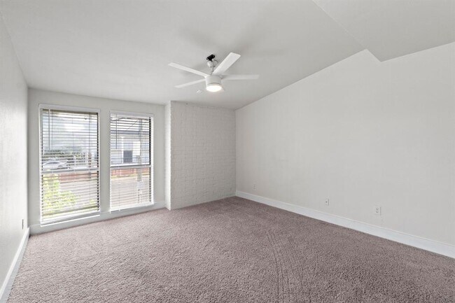 Building Photo - 909 Reinli St