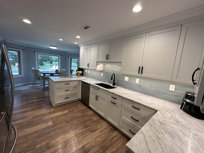 Building Photo - 9118 Fox Ridge Rd
