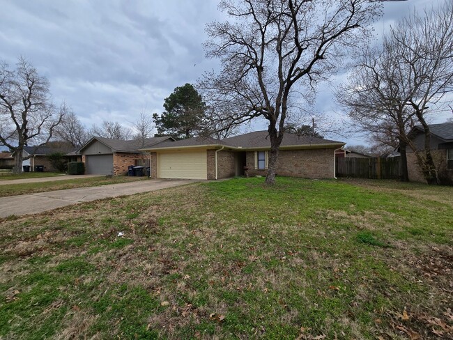 Building Photo - 3 bedroom 2 bathroom Southwood Valley Home