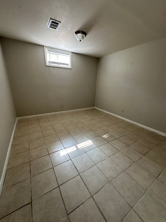 Building Photo - 6820 Larsh Dr