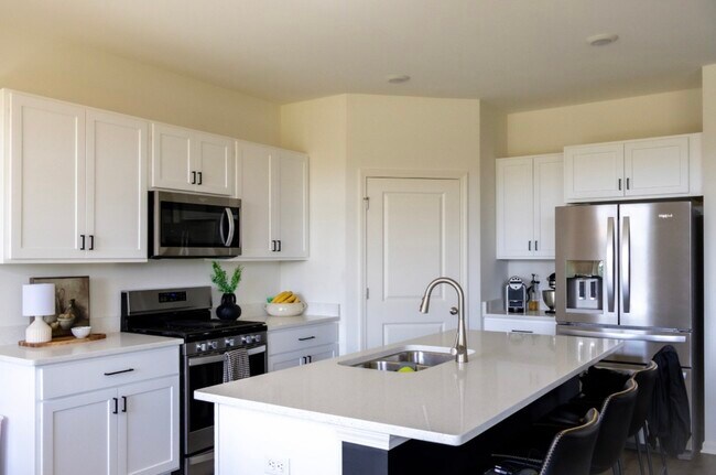 Building Photo - 10550 Azalea Dr