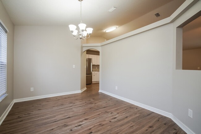 Building Photo - 402 S Dixie Dr