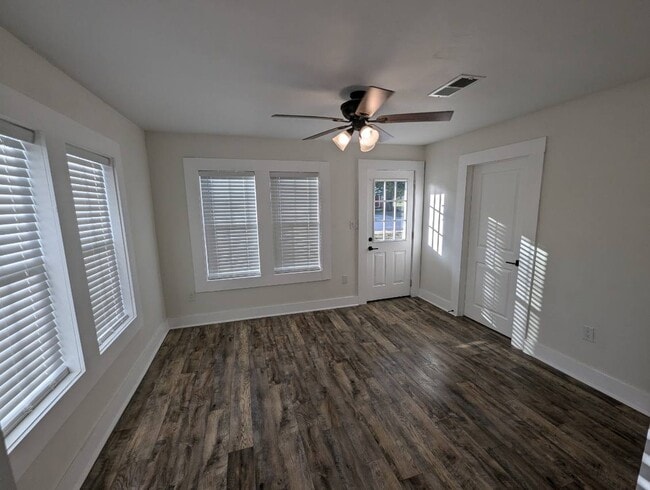 Building Photo - 401 E Brier St