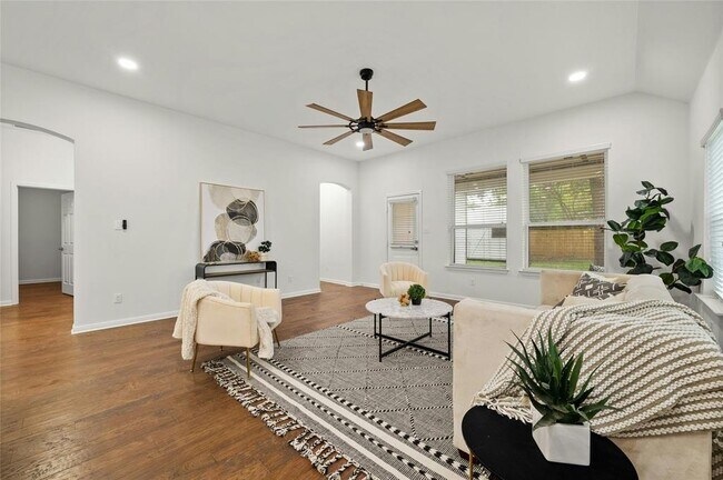 Building Photo - 5010 N Fresco Dr