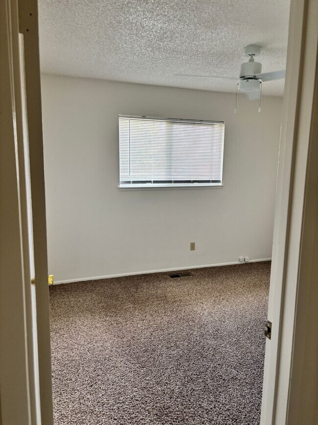 Building Photo - AVAILABLE IMMEDIATELY - LARGE 3 BED/2 BATH...