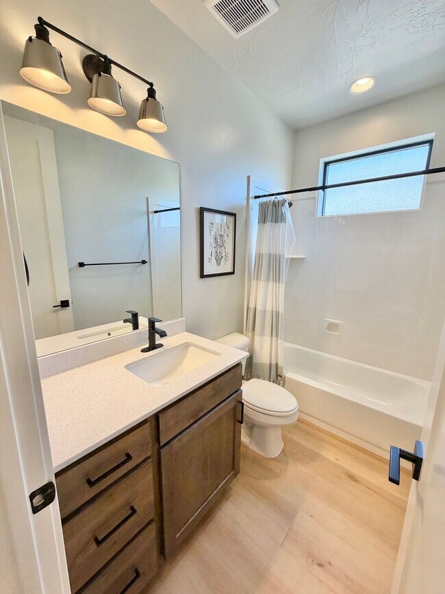 Building Photo - Beautiful Modern 5 Bedroom Home!! Furnished or Unfurnished option!!