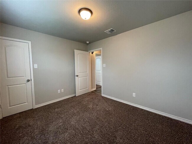 Building Photo - 806 Hollyhock Dr
