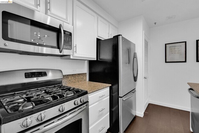 Building Photo - 180 Caldecott Ln