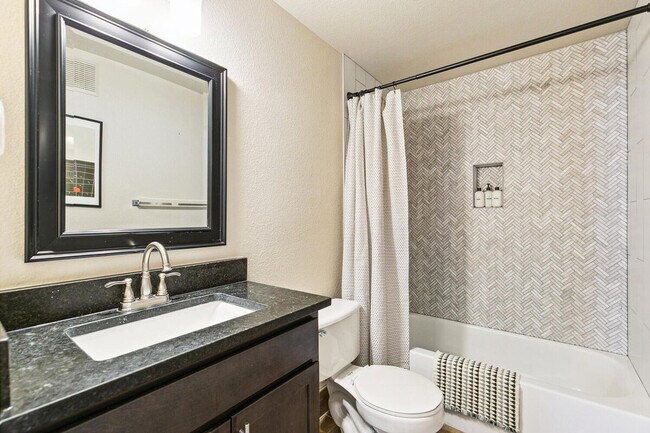 Building Photo - 1727 Pearl St