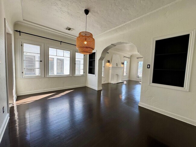Building Photo - Gorgeous Remodeled Spanish 2+1.5 near the ...