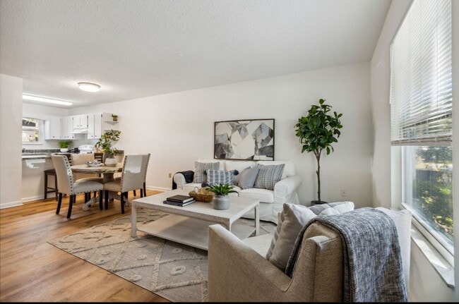 Building Photo - Walk To The Beach!