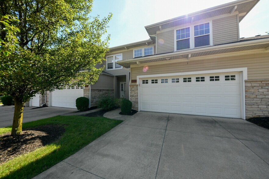 Building Photo - 5845 Crescent Ridge Dr