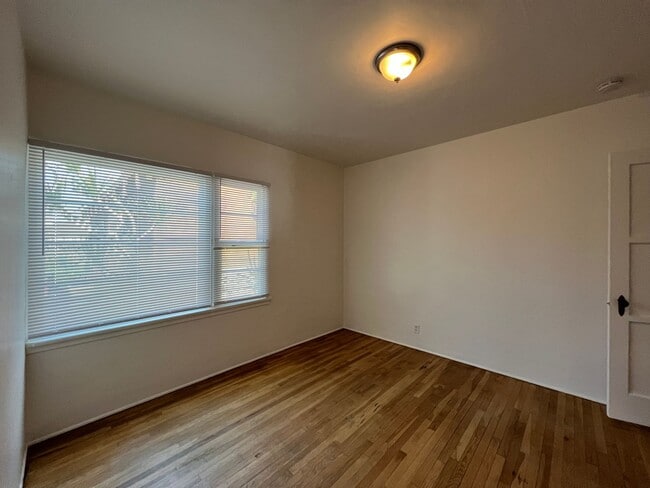 Building Photo - 3 Bedroom Midtown Ventura 1938 Charmer!