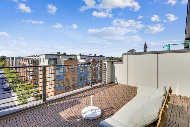 Building Photo - GREAT LOCATION!! Stunning 3BD/3.5BA luxury 4-level townhouse!
