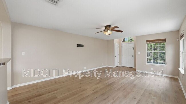 Building Photo - 2432 Medina Dr