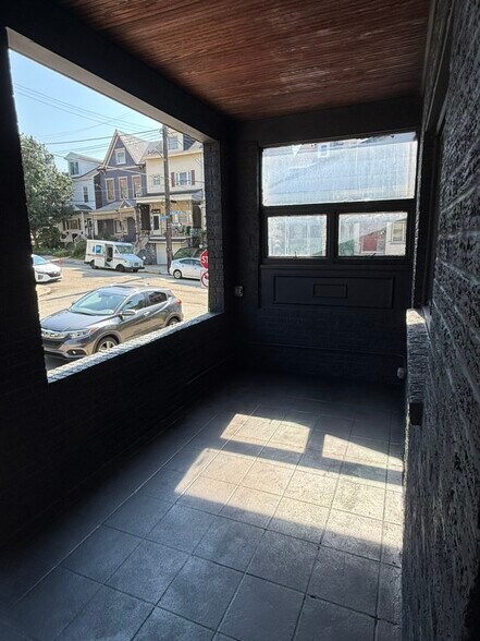 Building Photo - 4928 Sciota St