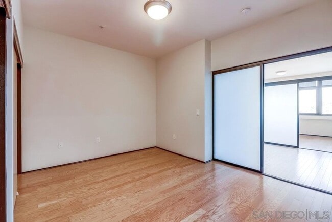 Building Photo - 2 bedroom downtown, 2 bath and 2 parking spaces.  View! (Solara Lofts)