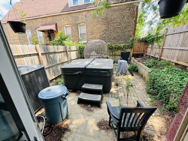 Building Photo - Spacious 3 Bedroom Townhouse