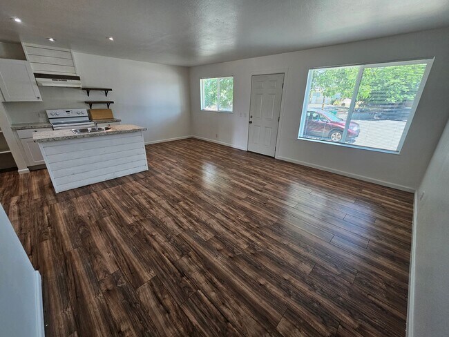 Building Photo - 2 Bedroom 1 Bath Apartment for Rent in Cor...