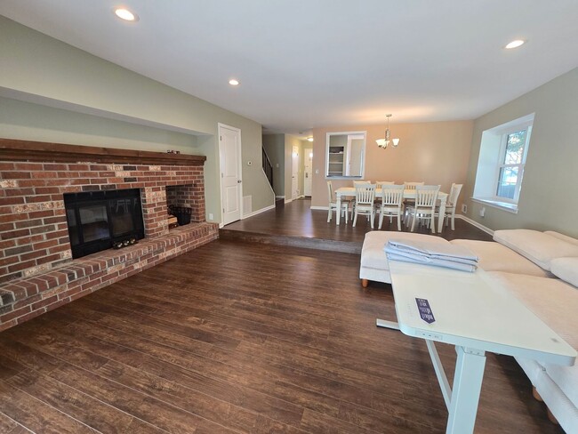 Building Photo - Everything you deserve: spacious, updated ...