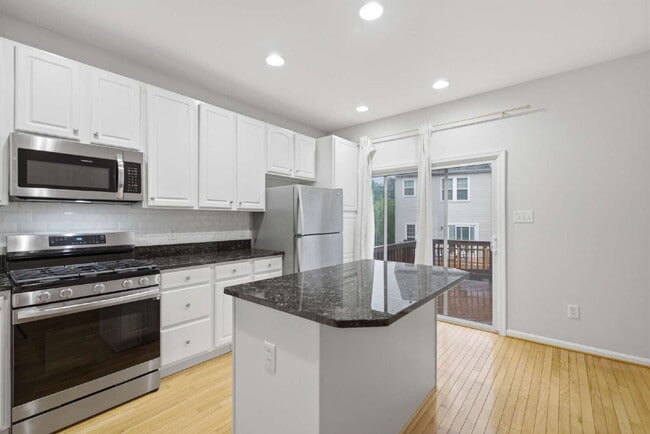 Building Photo - Elegant End-Unit Townhome with Exceptional Community Amenities