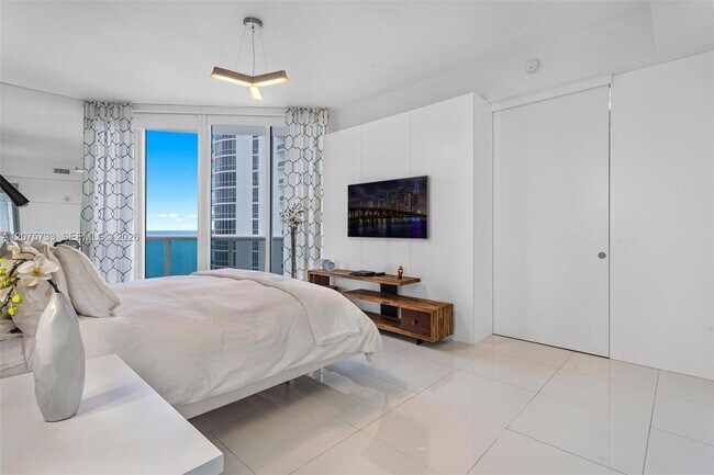 Building Photo - 16001 Collins Ave