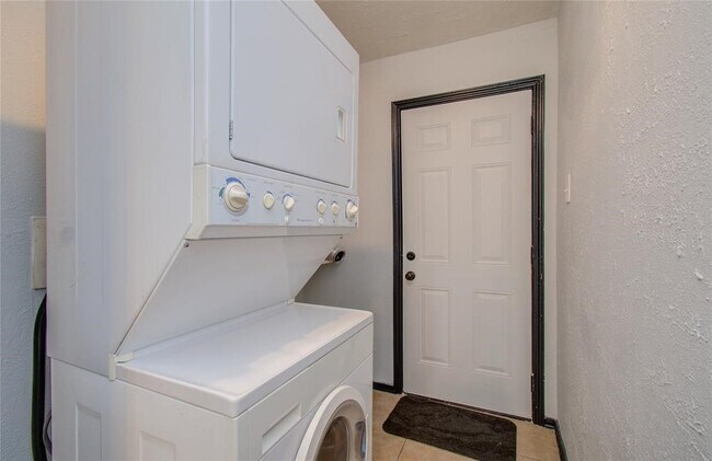 Building Photo - 5319 Bell St