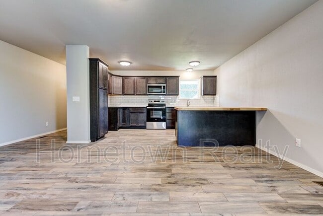 Building Photo - 606 Oak Creek Dr