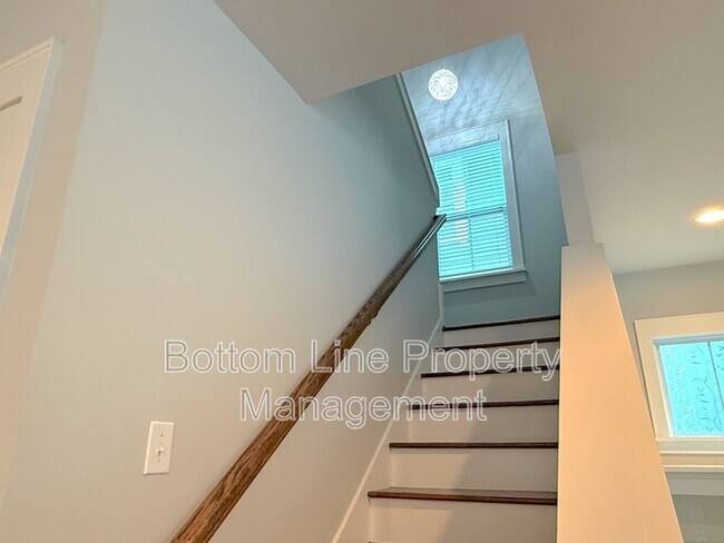 Building Photo - 5218 Kelly St