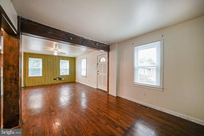 Building Photo - 624 Armstrong Ave