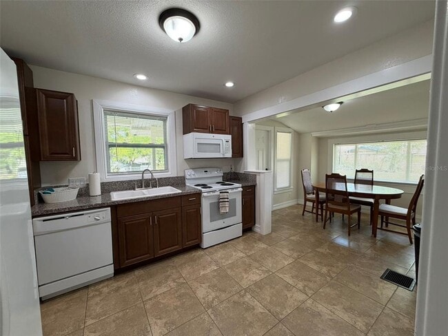 Building Photo - 903 E New York Ave