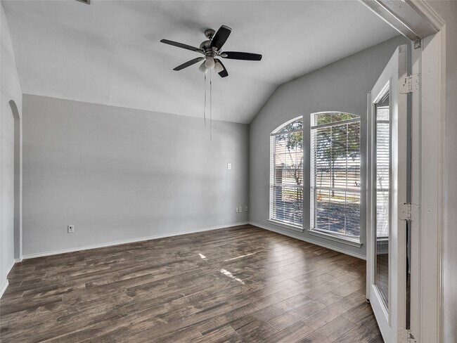 Building Photo - 5643 Walnut Glen Ln