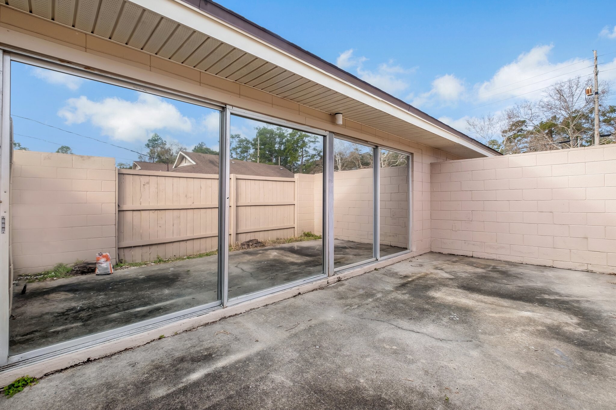 Building Photo - 2241 W Pensacola St
