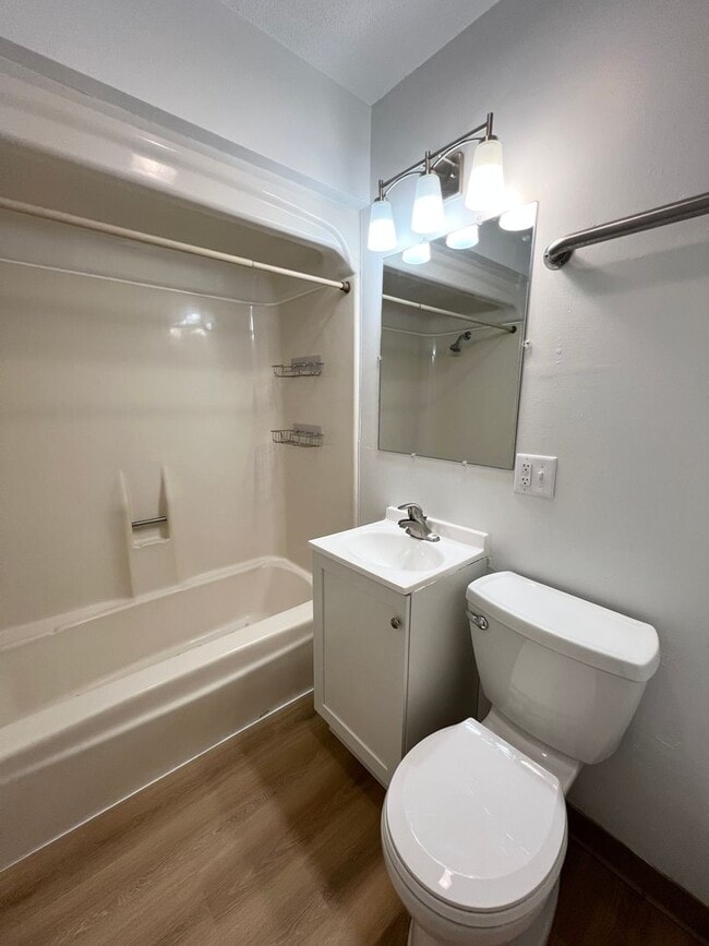 Building Photo - 1 Bedroom Apartment AVAILABLE JUNE!!!