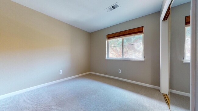 Building Photo - 123 Warbler Ln