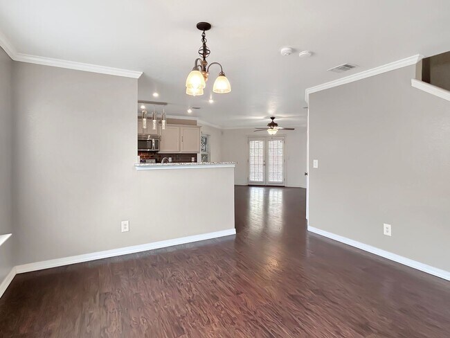 Building Photo - Spacious 5-Bedroom Retreat with Oversized ...