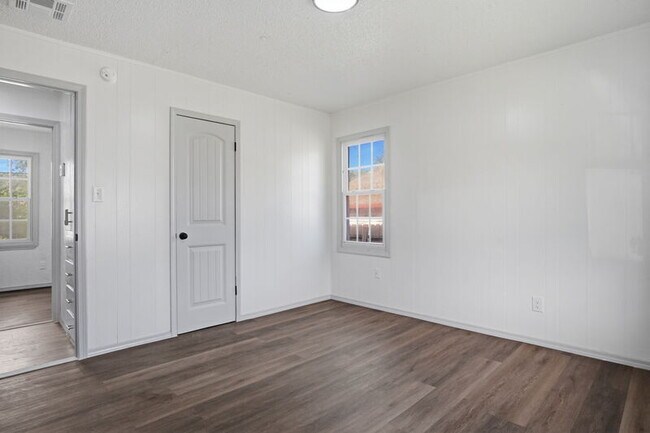 Building Photo - 549 E Ercoupe Dr