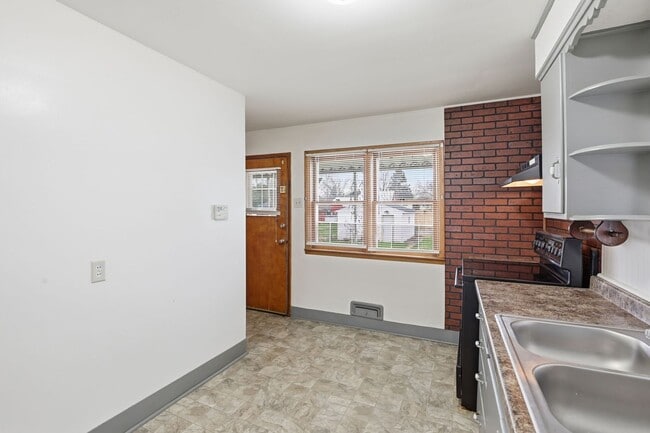 Building Photo - Charming 2-Bedroom Single Family Home Near S High St