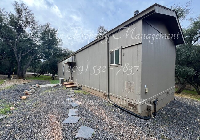 Building Photo - Charming 2 Bedroom 2 Full Bathroom Home Of...