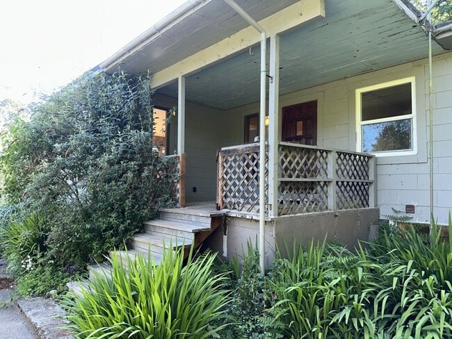 Building Photo - 2000+ sf home is in a great location, pet ...