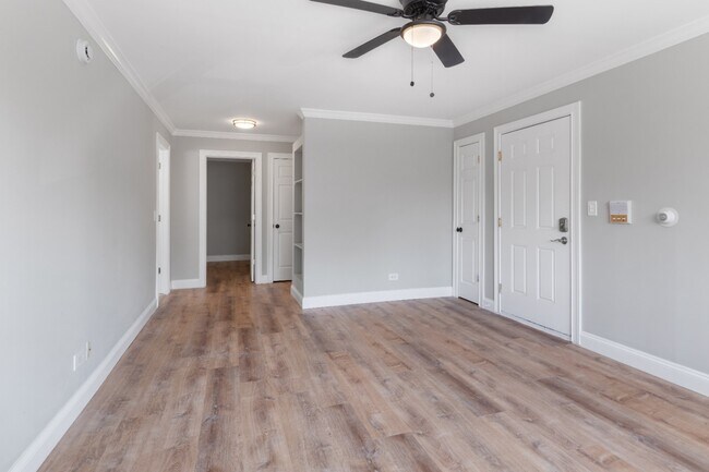 Building Photo - Rehabbed 2 Bedroom In Prime Lake Bluff Location - Pet Friendly - Free Parking!
