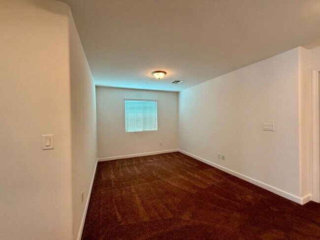 Building Photo - 3 BED 2.5 BATH 2 CAR GARAGE TOWNHOUSE WITH LOFT, COMMUNITY POOL & PARK!